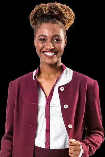Mujer sonriente con uniforme corporativo de Ideal Work