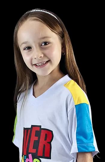 Niña con uniforme escolar de Ideal Work
