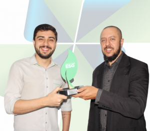 Lucas de Oliveira Freitas. representante do Grupo Ideal Work na entrega de premiação no Rio de Janeiro/RJ, ao lado de Thiago Loretti, Gerente de Qualidade, Sustentabilidade e Processos do Grupo Ideal Work.